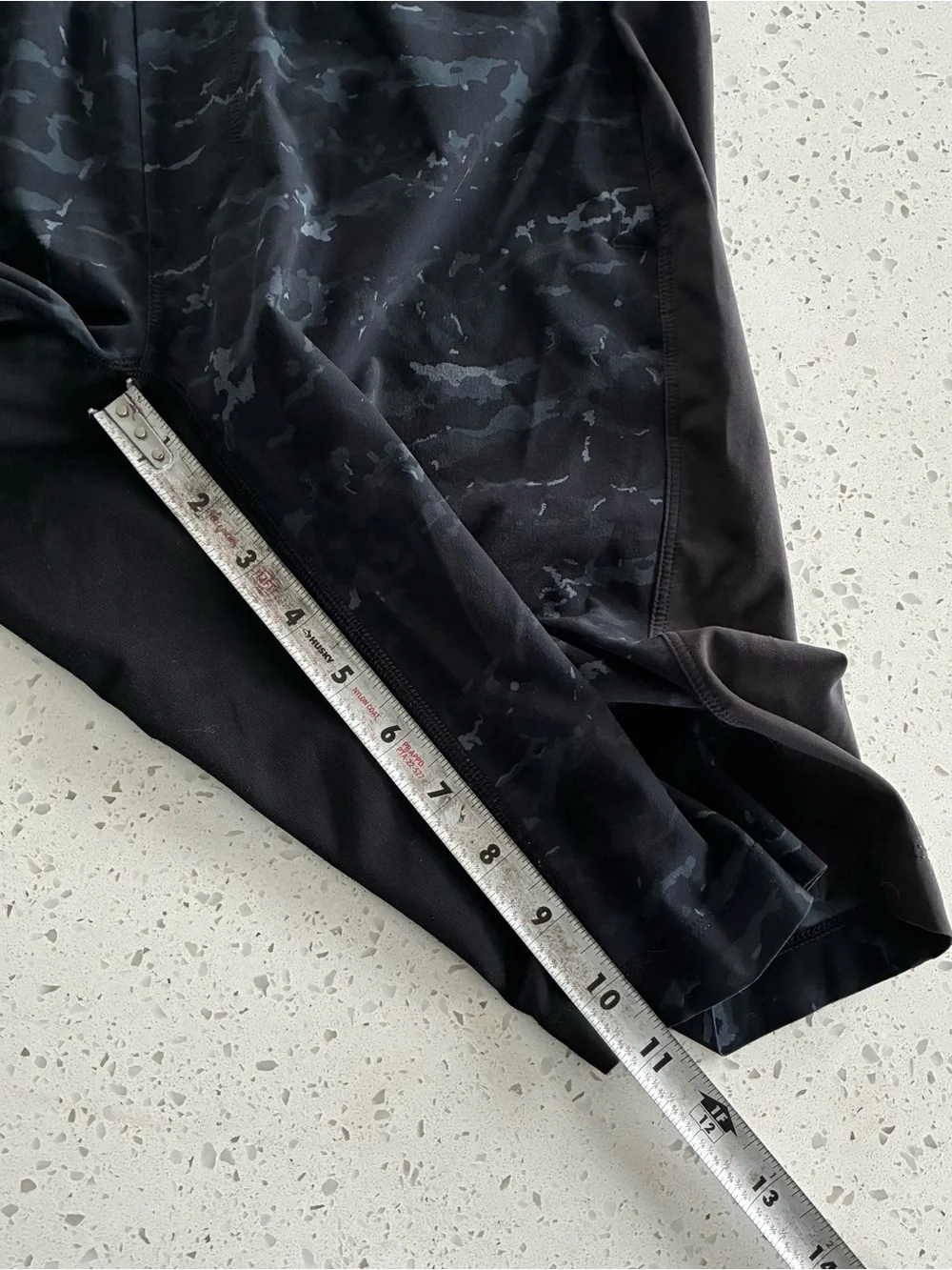 000 - MENS LULULEMON ATHLETICA BLACK CAMO ATHLETIC GYM SHORT